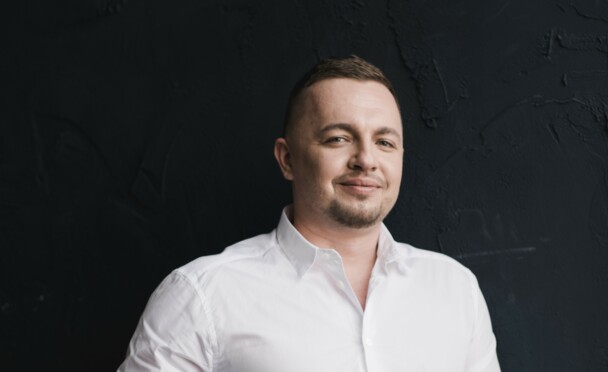 Власник холдингу Techiia Олег Крот другий рік не може зізнатися у своїх зв'язках із Росією і розповісти, звідки взяв гроші на допомогу ЗСУ