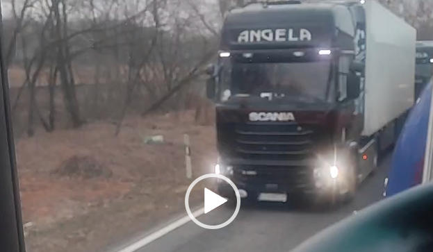 Фури спонсора країни-терориста - компанії Angela поза чергою та блокадою їдуть в Україну