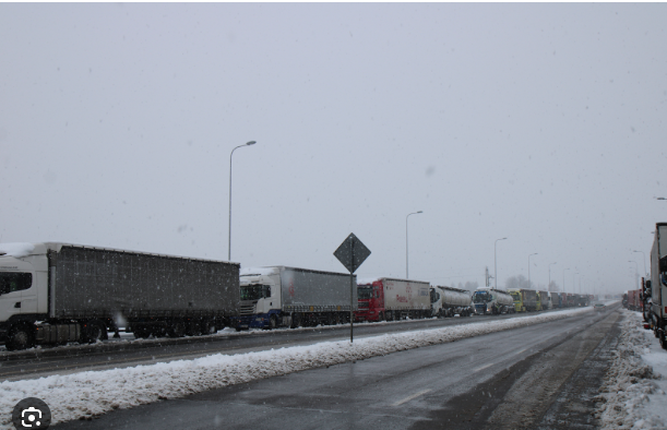 Журналіст опублікував відео ситуації на україно-польському кордоні, що виглядає вже повноцінною катастрофою